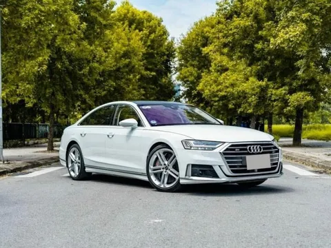Giá lăn bánh khoảng 15 tỷ, sử dụng 4 năm đem bán, chủ xe Audi S8 nhận về cái kết khiến dân chơi xe ngỡ ngàng