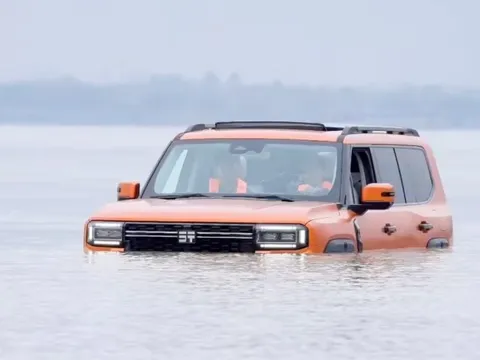 Chiếc SUV hybrid bơi ngang sông dài nhất châu Á chỉ trong 22 phút, sở hữu sức mạnh lội nước vô địch, tổng công suất đạt tới 751 mã lực