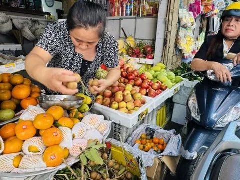 Hồng vào mùa, hàng nhập khẩu lấn át hàng trong nước