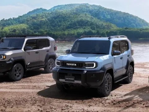 Hậu duệ của Land Cruiser: Thân hình nhỏ nhắn nhưng gầm cao, cản tháo rời, dáng cơ bắp, sinh ra để vượt địa hình