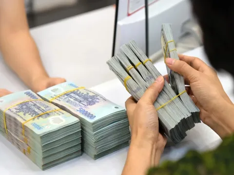 Vàng tăng, bất động sản sôi động, vì sao người dân vẫn đổ xô gửi tiền ngân hàng?