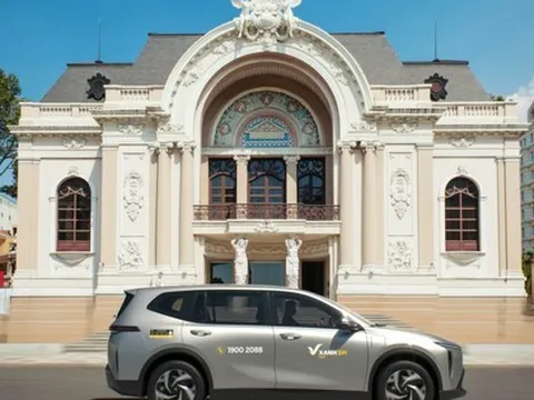 Xanh SM của tỷ phú Phạm Nhật Vượng chính thức vận hành taxi điện 7 chỗ, màu nhận diện khác hoàn toàn