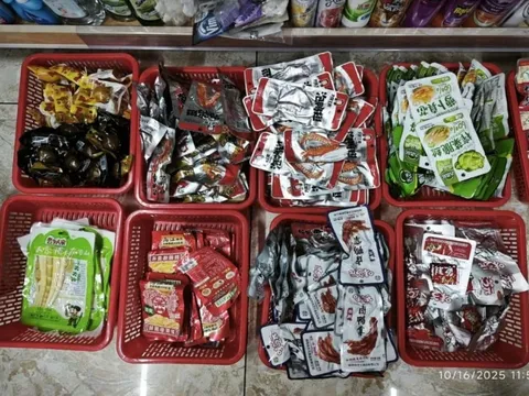 Hơn 2.000 sản phẩm nhập lậu bị phát hiện trong chuỗi cửa hàng tiện lợi nổi tiếng ở Đà Nẵng