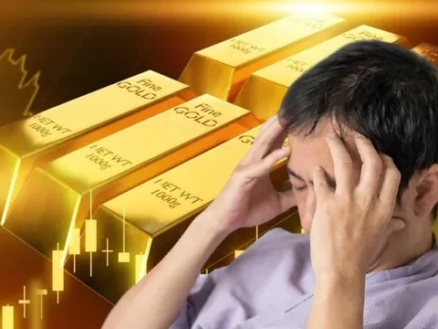 Giá vàng 'nhảy múa' không ngừng, người mua lỗ hay lãi?