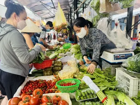 Sau mưa bão, nguồn cung rau củ gián đoạn, giá tăng vọt
