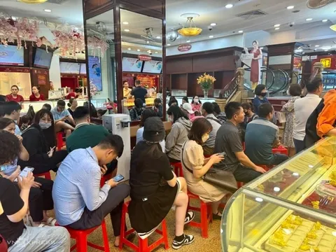 Giá vàng 'lên đồng', nhiều nhà không có tiền vẫn phải làm một việc cho ngày cưới
