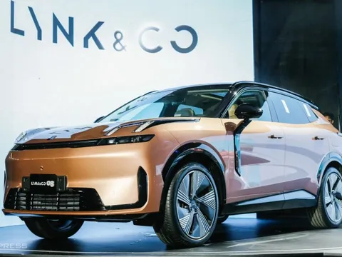 Vừa ra mắt tầm giá 1,3 tỷ đồng, xe SUV hybrid Lynk & Co 08 được xem là ‘chuẩn mực mới’ cho phân khúc D-SUV