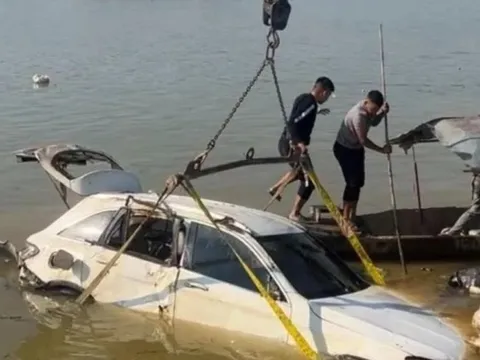 Tìm thấy chiếc xe Mercedes bị lũ cuốn trôi ở Thái Nguyên