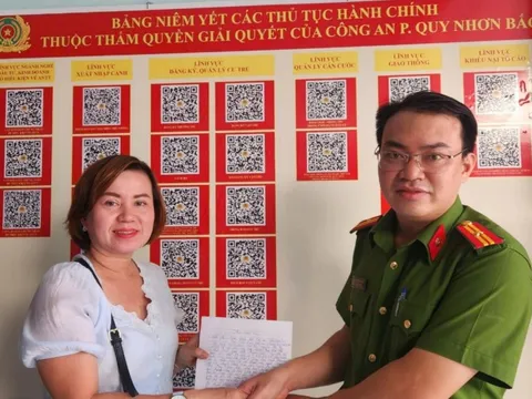 Chuyển nhầm hơn 700 triệu cho người lạ, người phụ nữ được công an giúp nhận lại