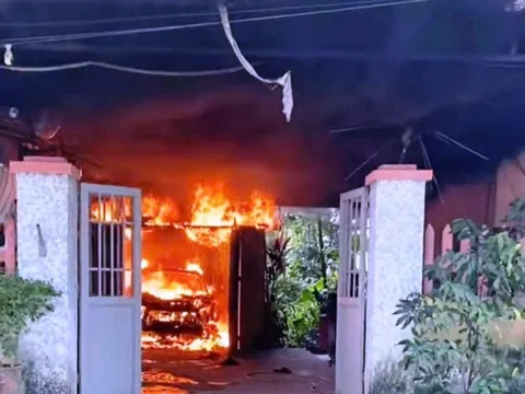 Lửa ngùn ngụt thiêu rụi ô tô ngay trong sân nhà ở Ninh Bình