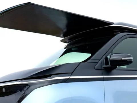 Xe điện Nissan tích hợp pin mặt trời: Tự sạc ngoài nắng, không xăng và không phụ thuộc trạm sạc, mỗi năm chạy thêm 3.000 km