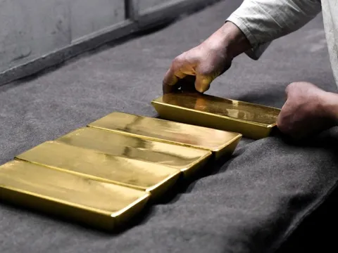 Giá vàng, bạc đồng loạt trượt dốc nhưng chuyên gia dự báo gây choáng: vàng có thể chạm 5.000 USD, bạc 60 USD vào năm tới
