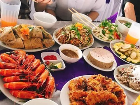Cầm 500.000 đồng mừng cưới bạn, thấy mâm cỗ, cô gái vội đổi phong bì