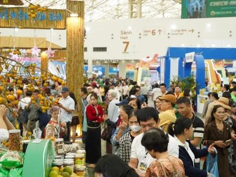 Toàn cảnh hội chợ Mùa thu 2025 đang thu hút đông đảo người dân đến tham quan