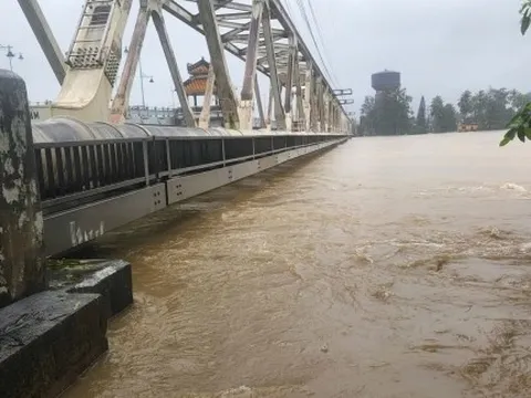 Tàu hỏa ngừng chạy, 2.700 hành khách bị ảnh hưởng