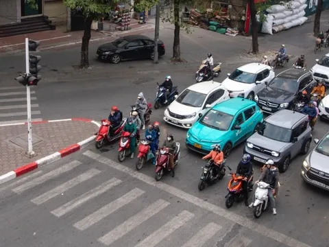 Từ 2025: Quy định mới về việc sử dụng điện thoại khi dừng đèn đỏ bị phạt không, người tham gia giao thông cần phải lưu ý gì?