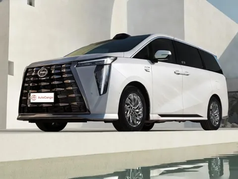 Mẫu MPV sử dụng công nghệ hybrid, mạnh mẽ với hơn 370 mã lực, chỉ ngốn 1,1L/100km, nội thất đậm chất xe sang, giá rất dễ tiếp cận