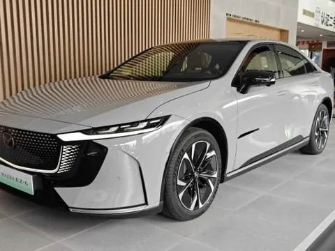 Đẳng cấp thương hiệu lớn, Mazda ra mắt mẫu sedan điện với thiết kế thể thao nhưng sang trọng: Chạy xa hơn 1.300km, giá bán có rẻ không?