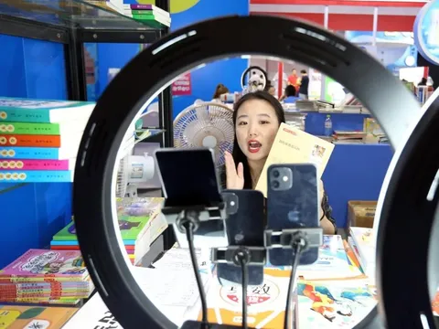 Thủ phủ livestream ra luật mới: Muốn nói về y tế, tài chính, pháp luật… phải có bằng cấp