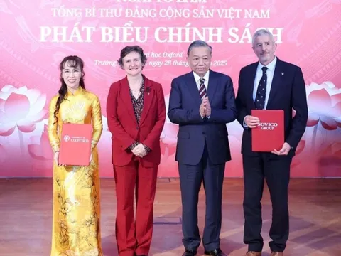 Tổng bí thư Tô Lâm chứng kiến Tiến sĩ Nguyễn Thị Phương Thảo góp 13,7 triệu bảng Anh cho quỹ học bổng của đại học Oxford