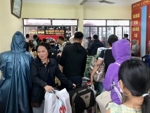 Nhiều chuyến tàu tiếp tục bị hủy do mưa lũ miền Trung