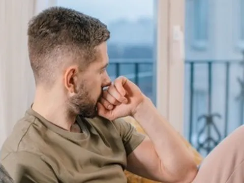 Vì câu nói của thông gia, bố làm một việc khiến con trai day dứt