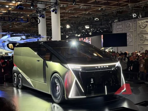 Nhìn tận mắt chiếc Lexus LS concept hoàn toàn mới: Từ sedan thành MPV 6 bánh 'cực dị' khi 4 bánh sau nhỏ hơn 2 bánh trước