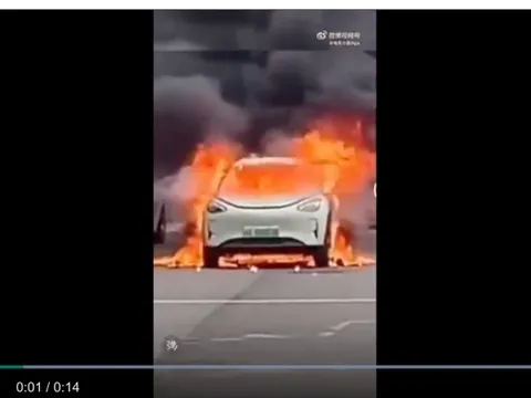Ô tô điện bán chạy nhất Trung Quốc nổ như đạn pháo, lửa trùm thân xe