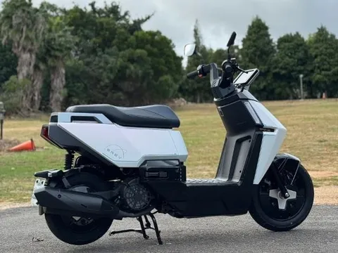 PE3 - Chiến binh mới nhà SYM được mệnh danh 'kẻ phá vỡ ranh giới giữa xăng và điện': Chạy êm như điện, đổ 3 lít xăng đi 325 km