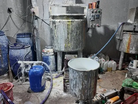 Rùng mình trước công xưởng sản xuất mỹ phẩm giả quy mô khủng giữa lòng TP.HCM