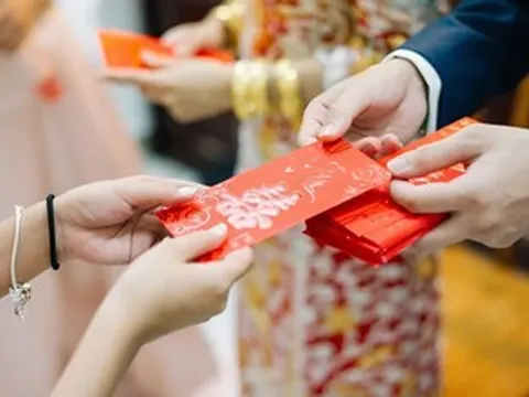 Lì xì phù rể 500 nghìn, cô dâu sững sờ khi mở phong bao của nhà trai