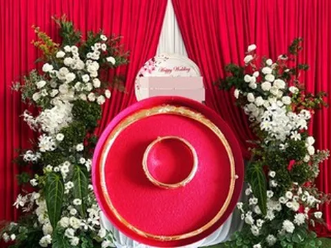 Mẹ chồng trao kiềng vàng 5 chỉ, cô dâu tắt nụ cười rồi bật khóc trước sự thật