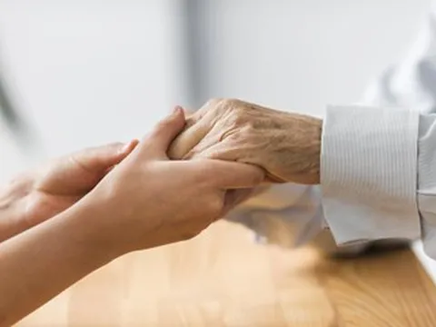 Rời phòng sinh, con dâu bật khóc nhận chiếc khăn tay mẹ chồng đưa