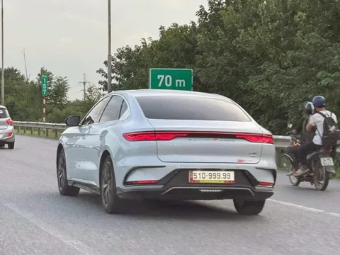 Huấn 'Hoa Hồng' từng khoe biển 999.99 trên VinFast VF 3, giờ lại thấy gắn trên xe Trung Quốc, thật giả ra sao?