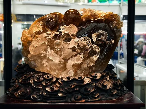 Khối đá 500kg hóa báu vật 10 tỷ tại hội chợ mùa thu Hà Nội, nhiều người muốn thương lượng nhưng chủ nhân vẫn kiên định chờ 'duyên'