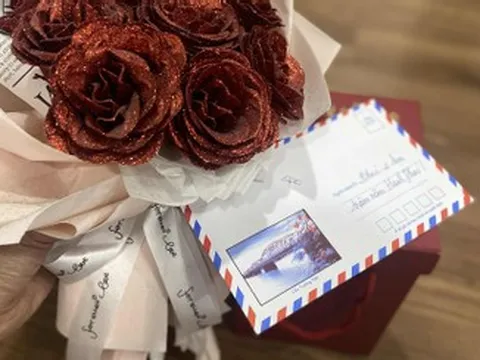 Mừng cưới bạn thân 5 triệu, cô gái sững sờ khi mở phong bì bạn mừng sau 2 năm