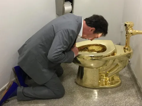 Bồn cầu vàng hơn 100 kg 'dội nước được' chuẩn bị lên sàn với giá 263 tỷ đồng