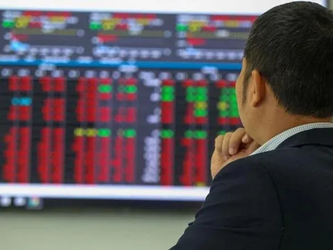 Tiền vào chứng khoán 'chạm đáy'