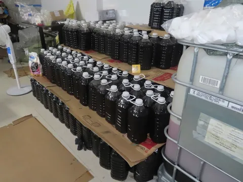 Phát hiện hàng trăm can hóa chất, hàng nghìn lít dung dịch dùng để sản xuất nước mắm, nước giặt giả ở An Giang