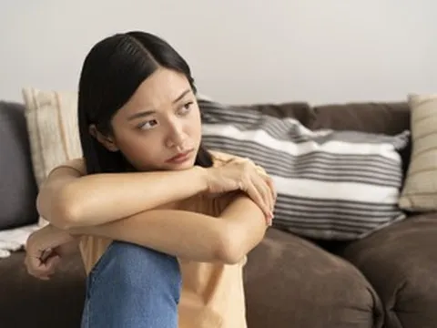 Mẹ mất sớm, bố tù tội, cô gái bật khóc khi nghe mẹ bạn trai nói một câu