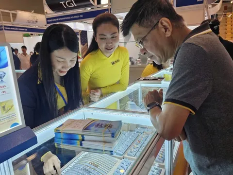 Người dân chen chân săn vàng, ngắm kim cương tại Hội chợ trang sức Việt Nam 2025