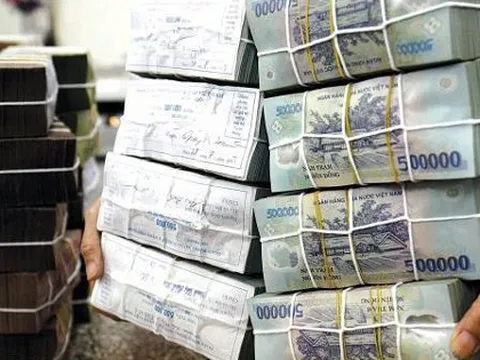 Nhận 2 thùng tiền của nữ doanh nhân, cựu cán bộ TAND Tối cao hầu toà