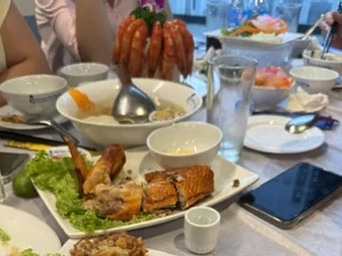 Đồng nghiệp 'né' đám cưới ở khách sạn vì sợ tốn kém, gửi tiền mừng gây sững sờ