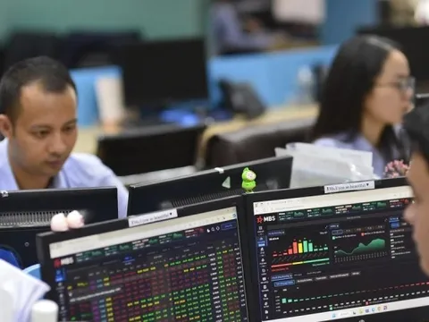 Thanh khoản chứng khoán tiếp tục 'dò đáy'