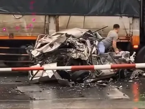 Pha thoát hiểm ‘không tưởng’ ở Ninh Bình: Ô tô nát vụn như giấy, tài xế vẫn bình an tự chui ra ngoài