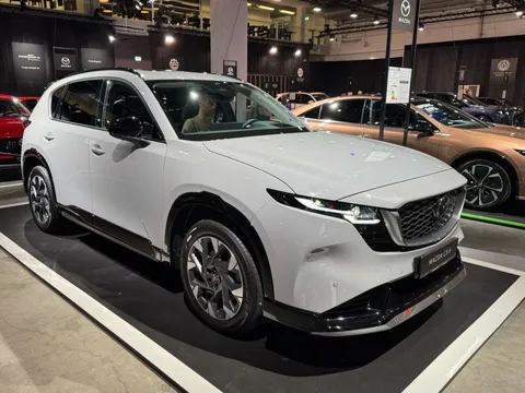 Mẫu SUV hạng C bán chạy hàng đầu tại Việt Nam sắp trình làng Đông Nam Á: Thiết kế mới 'đẹp nhất lịch sử', thêm động cơ hybrid 2.5L, về Việt Nam hứa hẹn cháy hàng