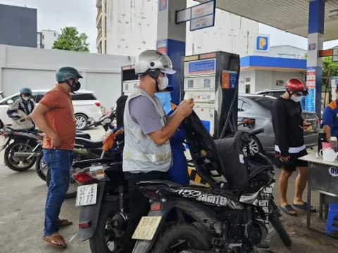 Giá xăng giảm, dầu tăng nhẹ