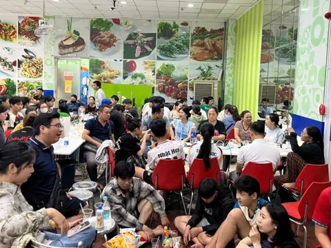 Nhiều siêu thị trở thành trạm sạc điện thoại cho người dân tránh bão