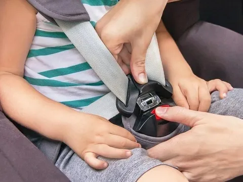 Cấm ôm con ngồi ô tô từ 2026, đây là 3 thiết bị an toàn cho trẻ cha mẹ Việt cần biết