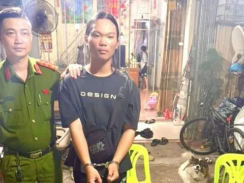 Cất giấu 20 kg bạc dưới đế giày vận chuyển qua biên giới